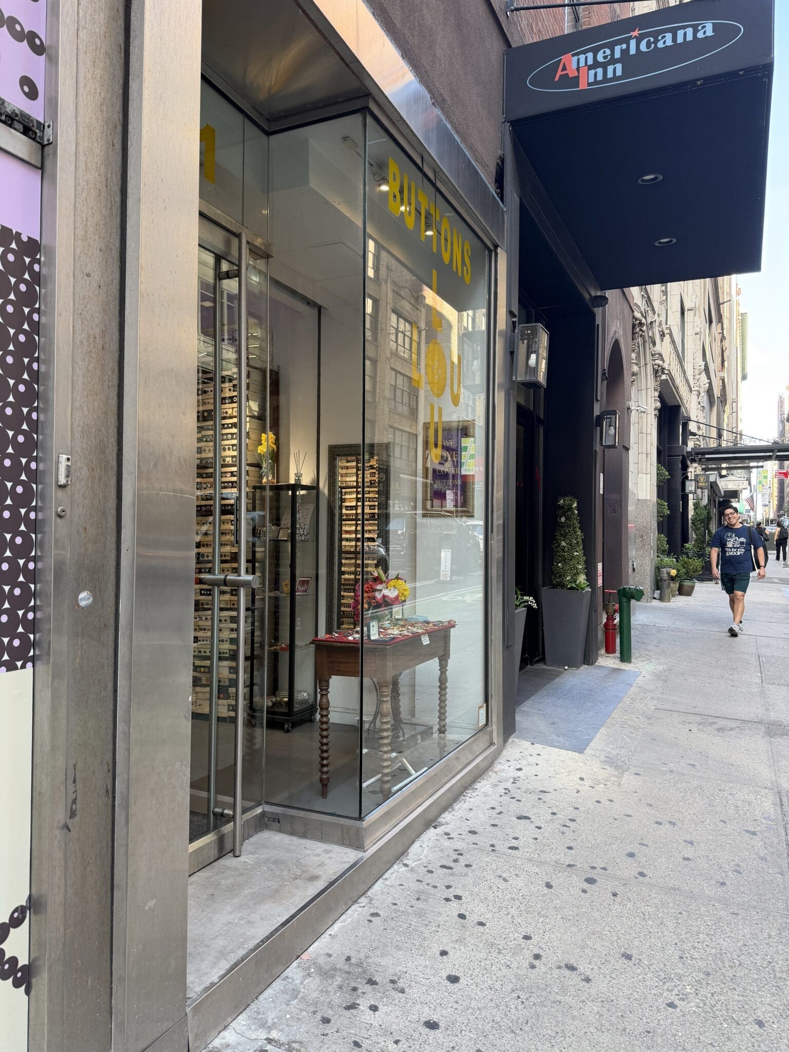 Lou Lou Button storefront